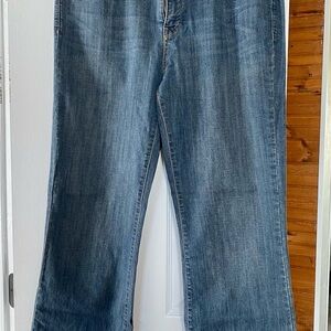 Levi’s Women’s Denizen “Totally Shaping”. Excellent condition!
